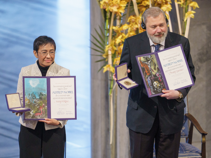 Journalistene Maria Ressa og Dmitrij Muratov mottar Nobels fredspris 2021. Foto: Cornelius Poppe / NTB